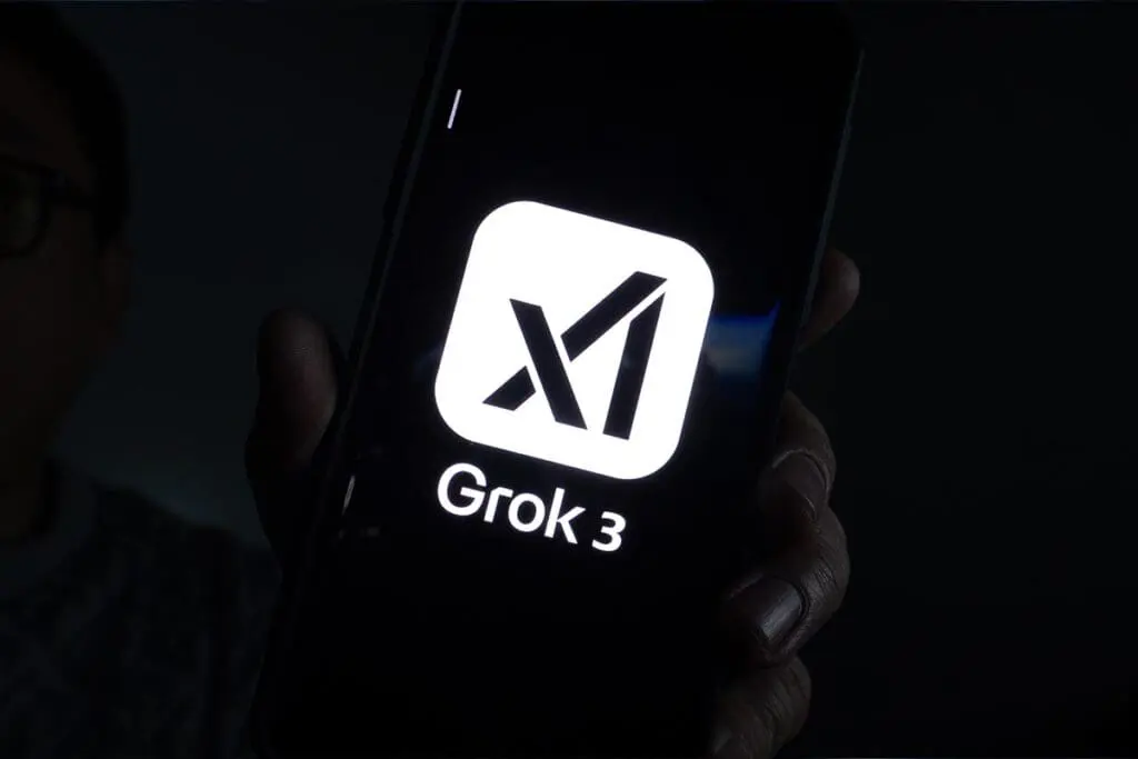 logo Grok 3 na telefonie
