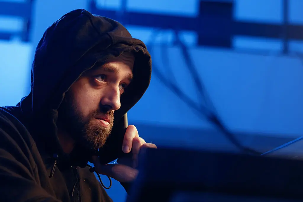 oszust telefoniczny dzwoni na policję