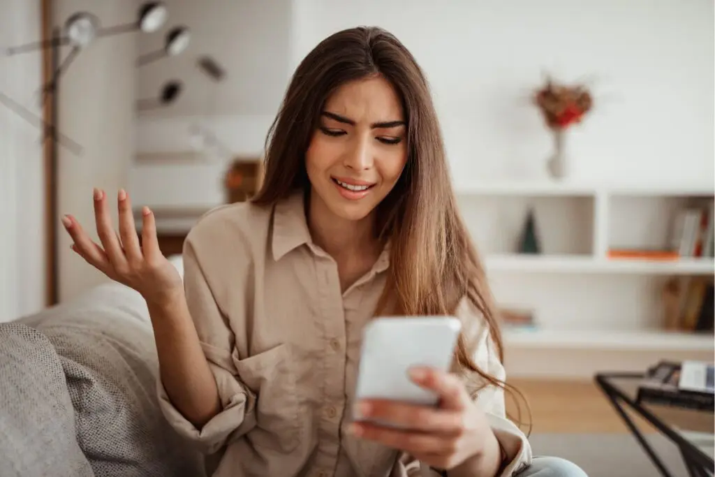 Zdenerwowana kobieta podczas używania telefonu