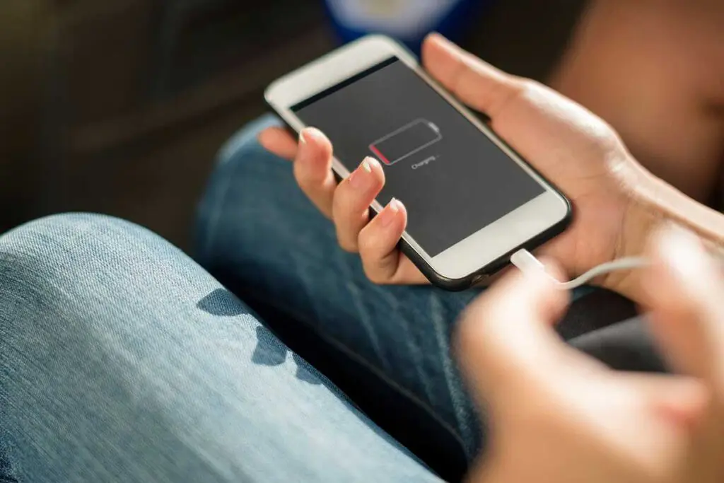 poradnik jak ładować telefon oszczędnie