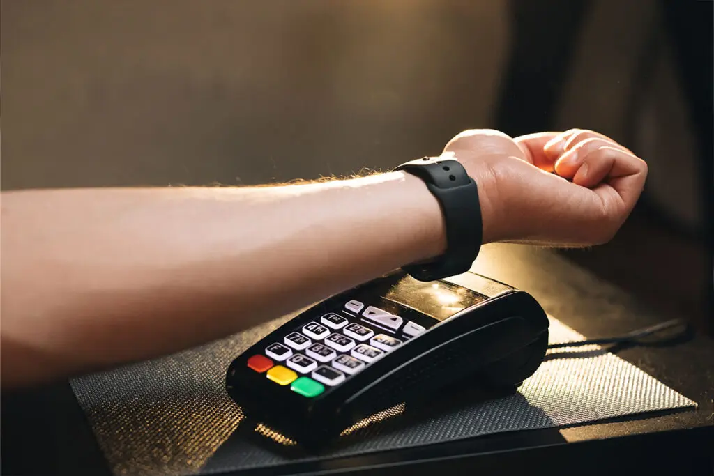 jak płacić smartwatchrem zbliżeniowe