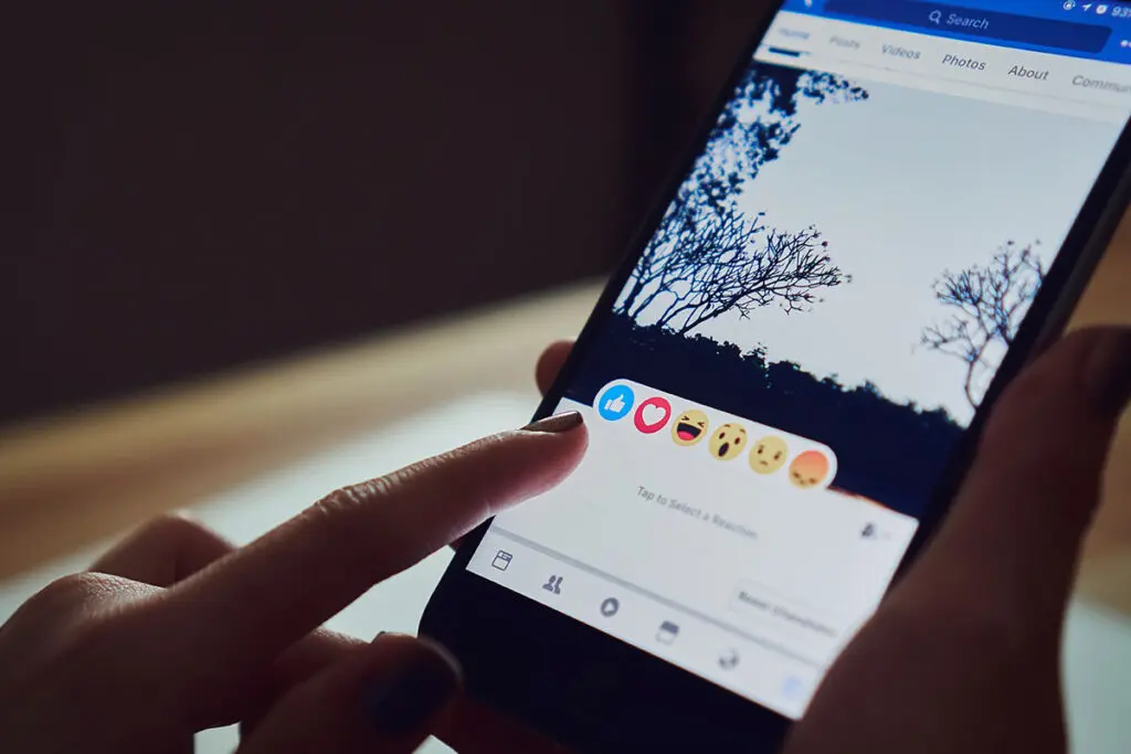 jak pobrać film z fb na smartfonie
