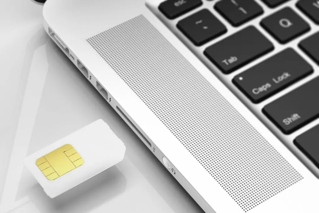 jak włożyć kartę SIM do laptopa