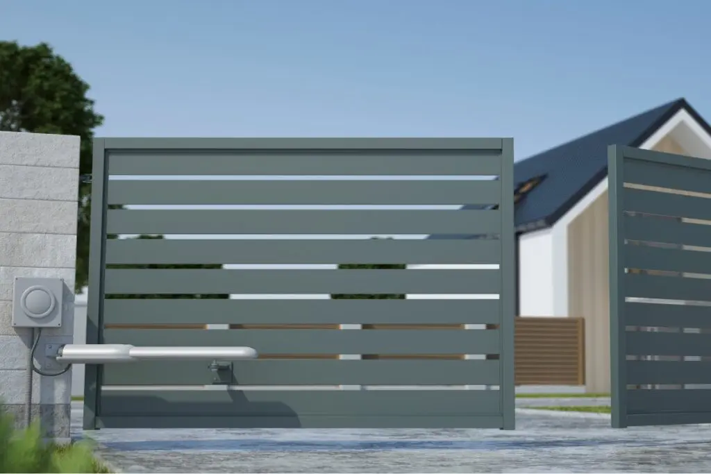 Bramy skrzydłowe z siłownikiem automatycznym przy domu jednorodzinnym.