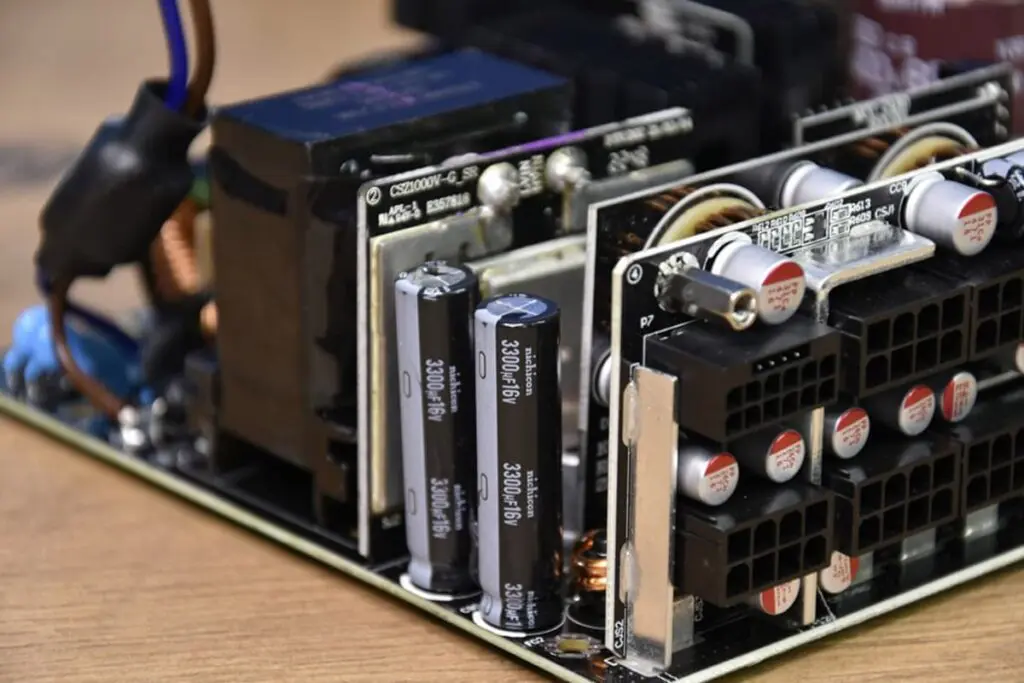 MSI MPG A1000G PCIE5 ze zdemontowaną obudową