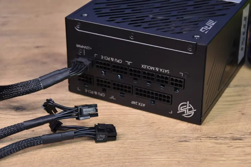 MSI MPG A1000G PCIE5 - porty na zasilaczu