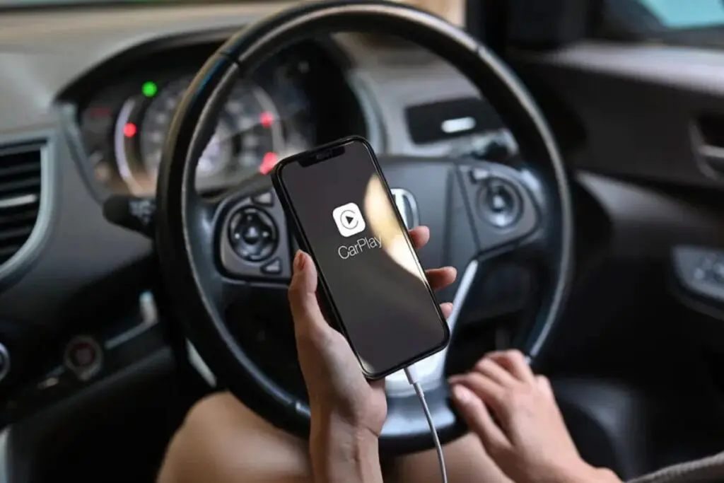 Pierwsza aktywacja Apple CarPlay za pomocą smartfonu