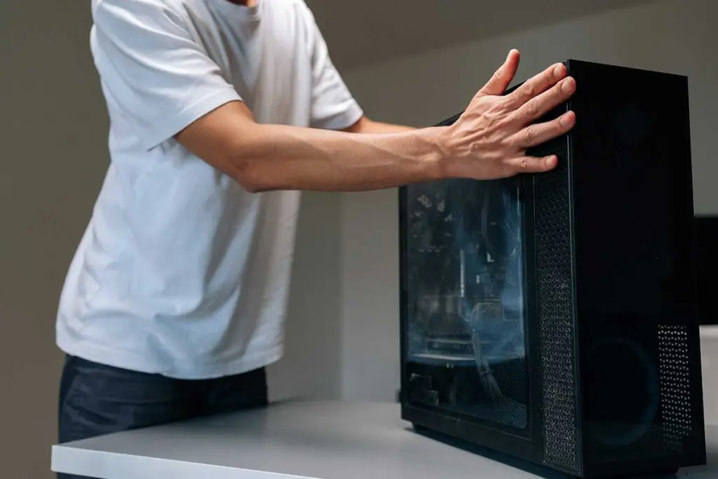 mężczyzna diagnozuje problemy zk komputerem za pomocą hwinfo