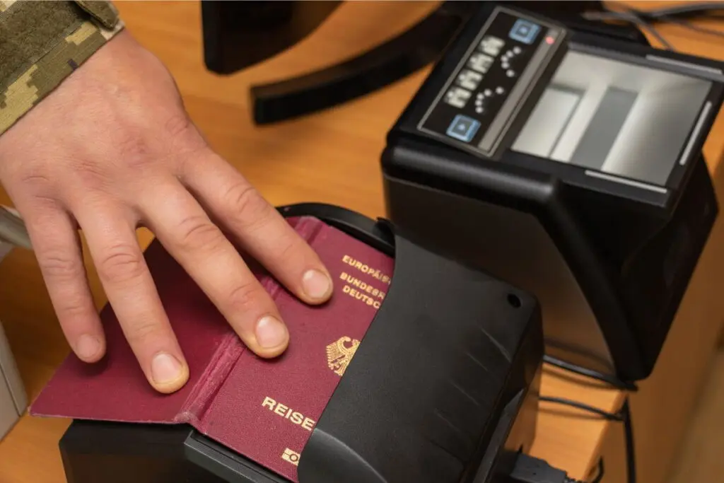 Paszport biometryczny podczas skanowania na lotnisku
