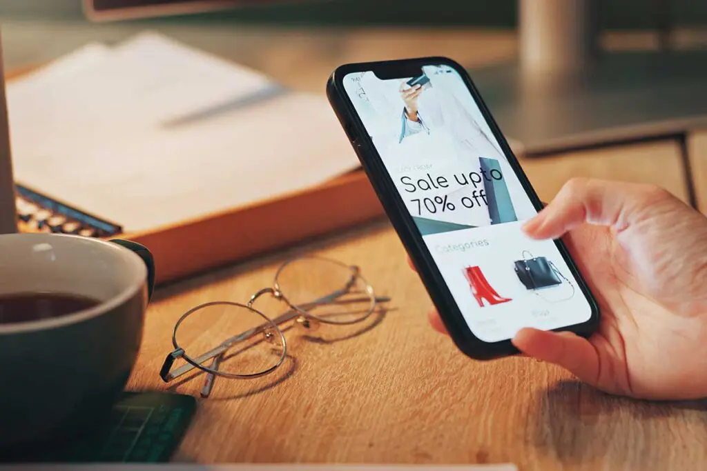 Reklamy w aplikacji mobilnej na smartfonie – przykład nachalnych reklam w telefonie