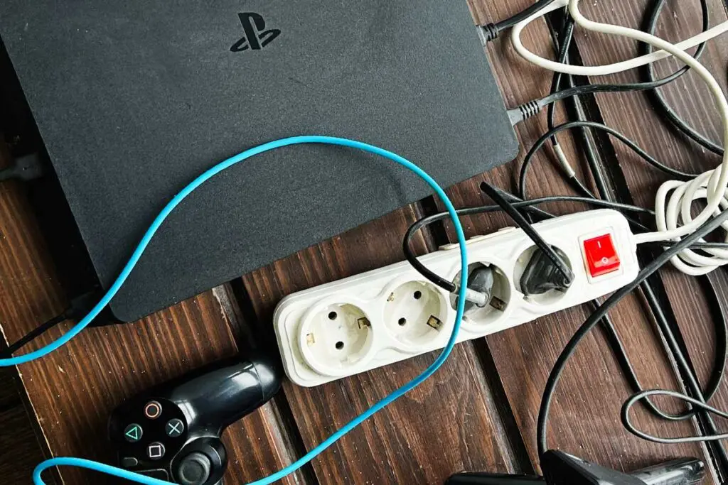 Listwa zasilająca do konsoli i sprzętu gamingowego podłączona do PlayStation