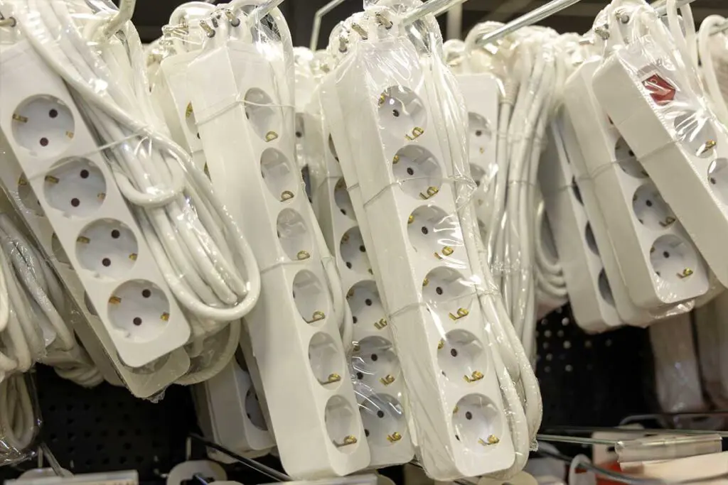 Listwa zasilająca – różne modele i warianty listew zasilających na półce sklepowej