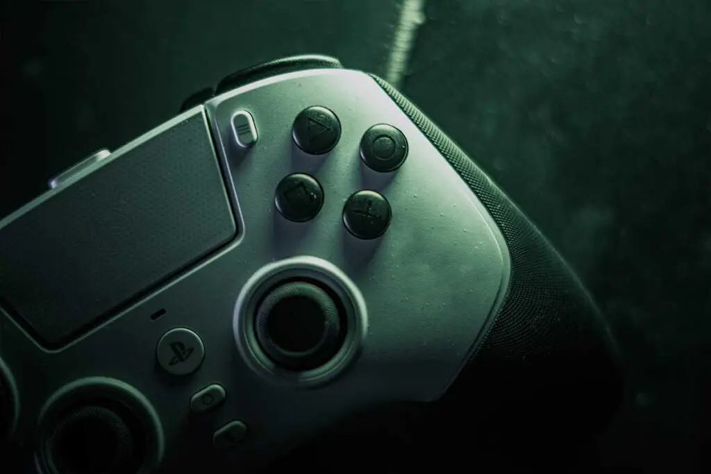 Zbliżenie na przyciski akcji kontrolera Razer Raiju V3 Pro, widoczne przyciski trójkąt, koło, krzyżyk i kwadrat.