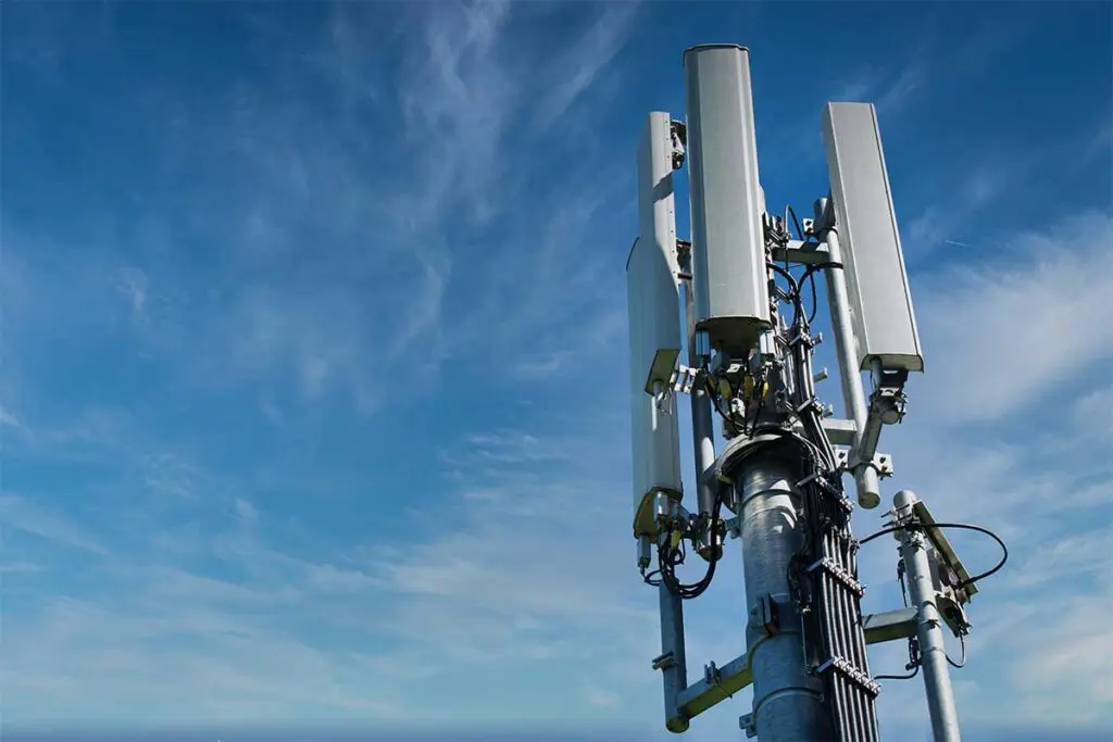 Stacja bazowa sieci 5G z antenami odpowiedzialnymi za zasięg i transmisję danych