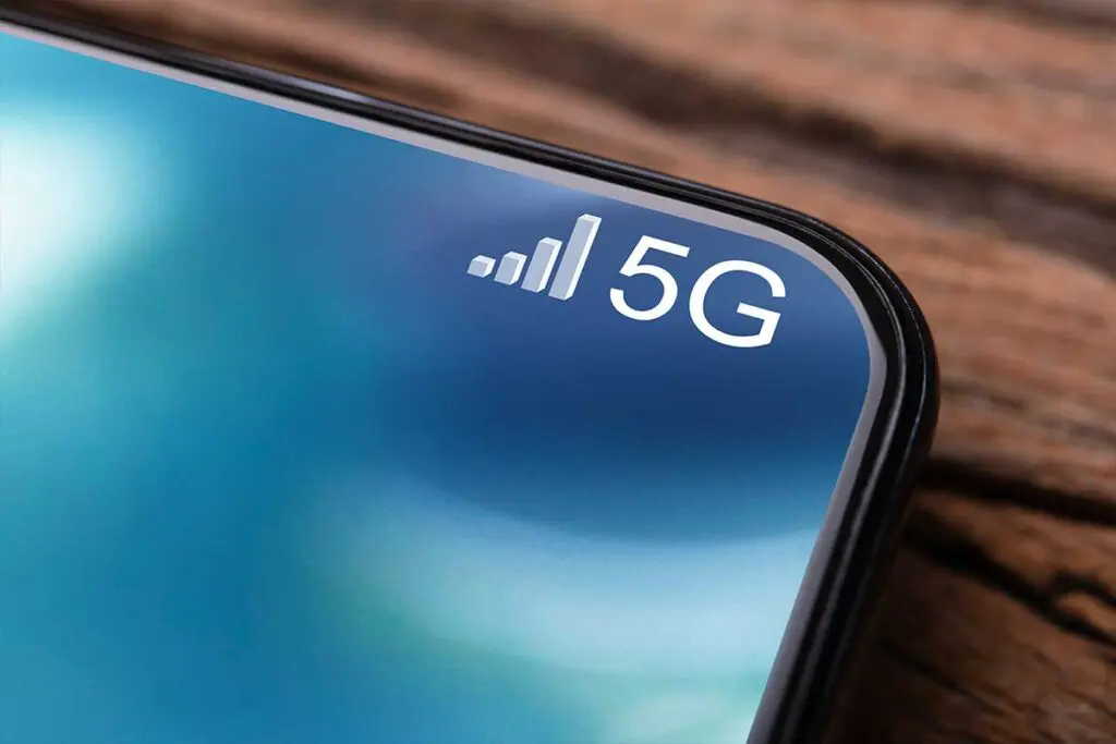 Ikona 5G widoczna na ekranie smartfona sygnalizująca połączenie z siecią 5G