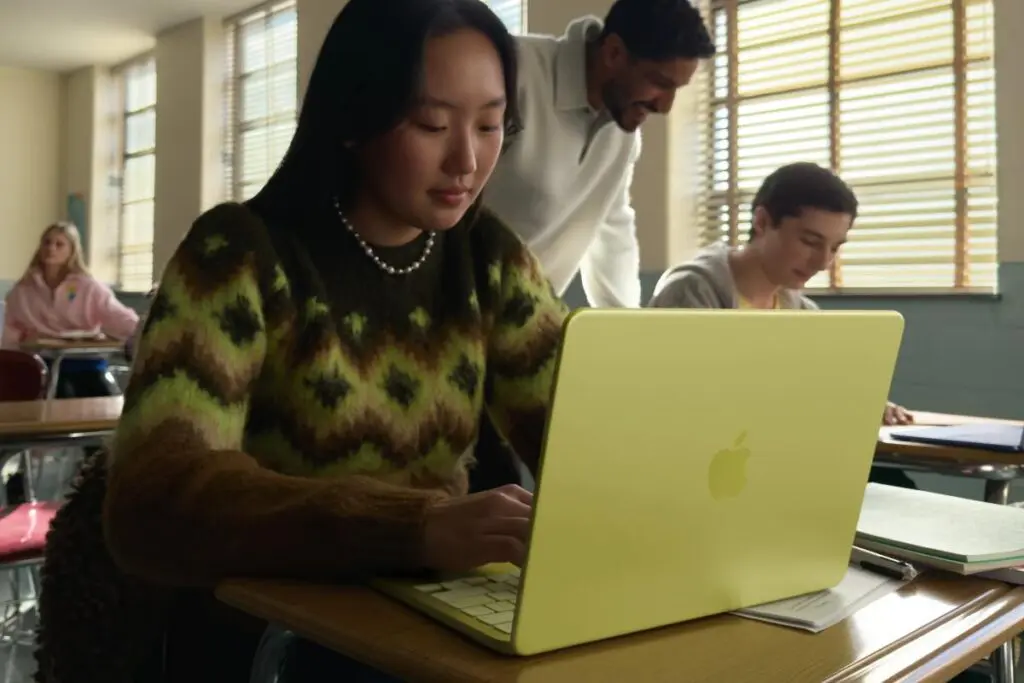 MacBook Neo w kolorze cytrusowożółtym używany przez studentkę