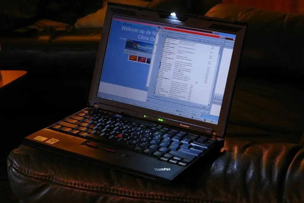 Jak włączyć podświetlenie klawiatury w laptopie Lenovo z ThinkLightem