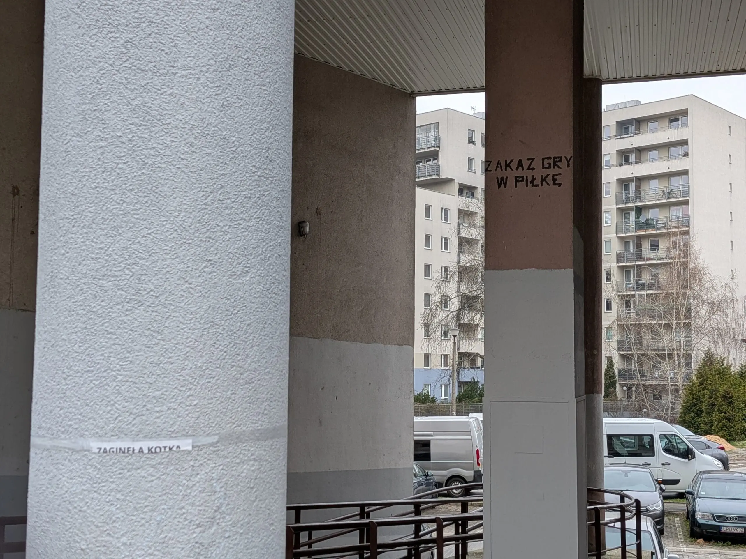 zakaz gry w piłkę napis na osiedlu