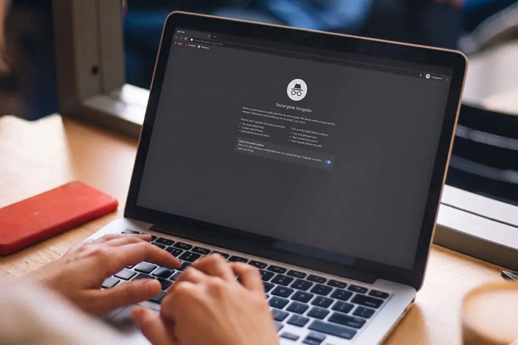 tryb incognito na laptopie