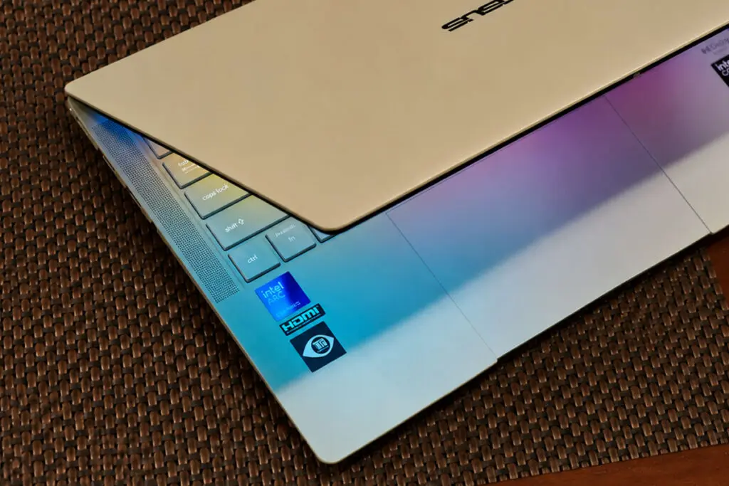 zdjęcie laptopa asus ExpertBook ultra b9406