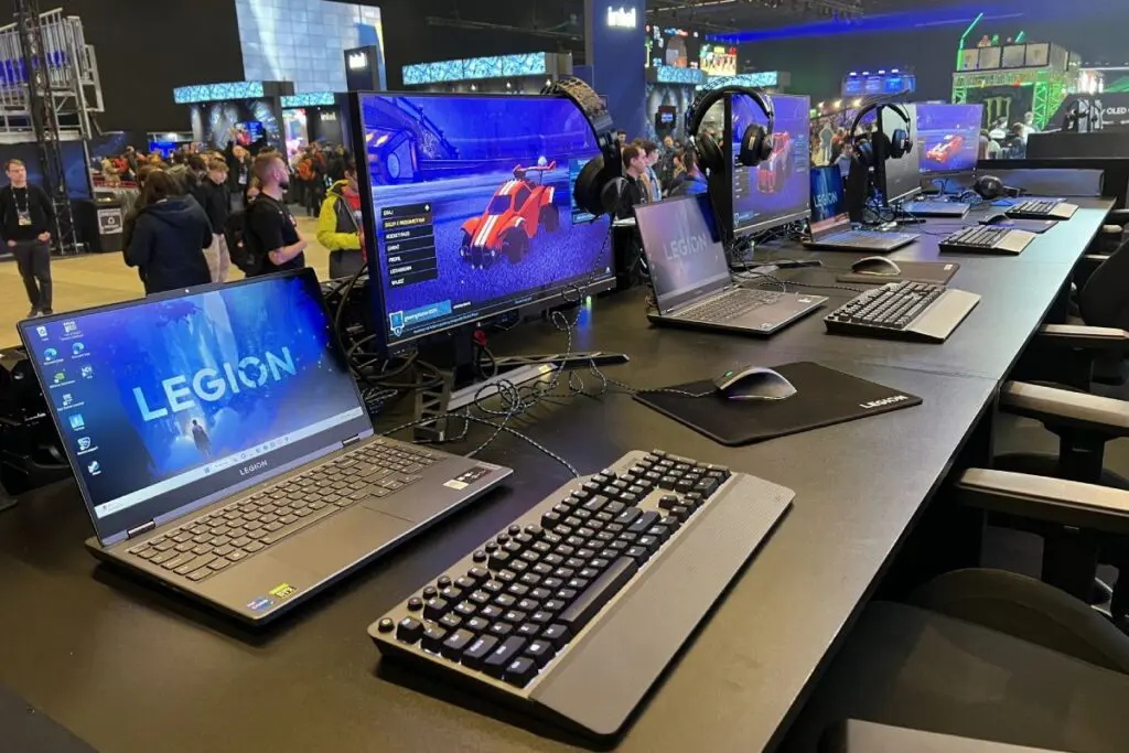 monitor i laptop lenovo legion na stanowisku gamingowym