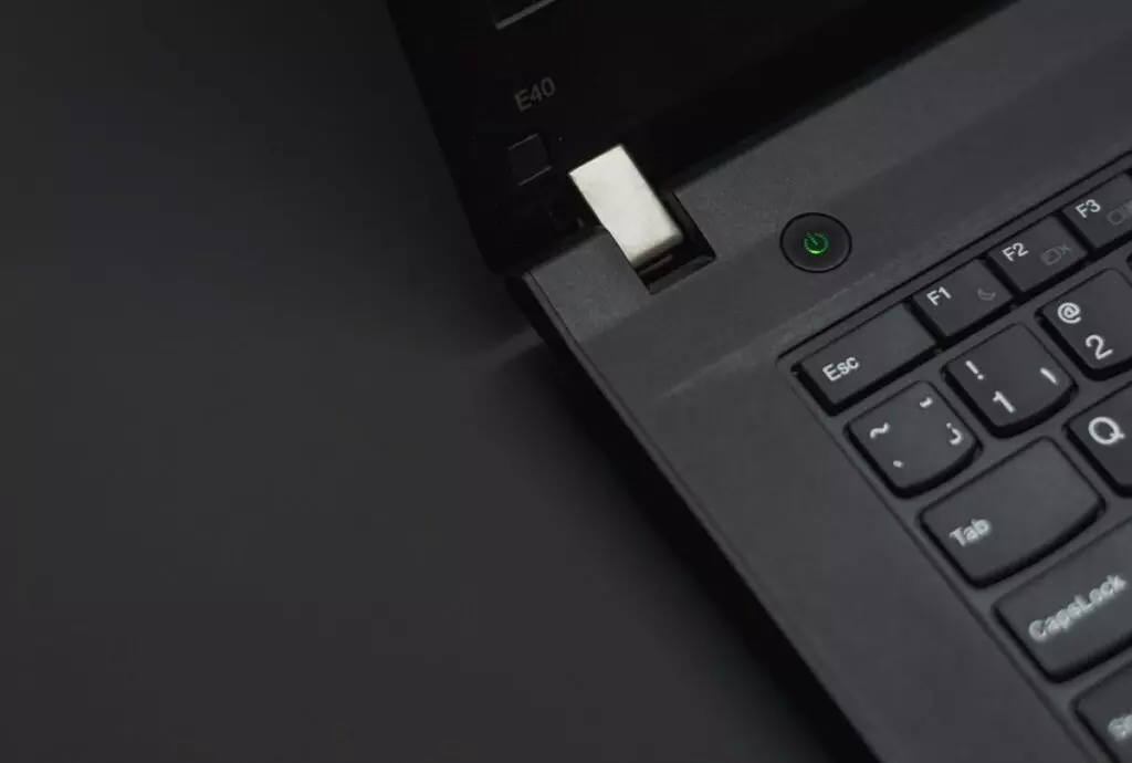 Zbliżenie na przycisk wyłączający laptop