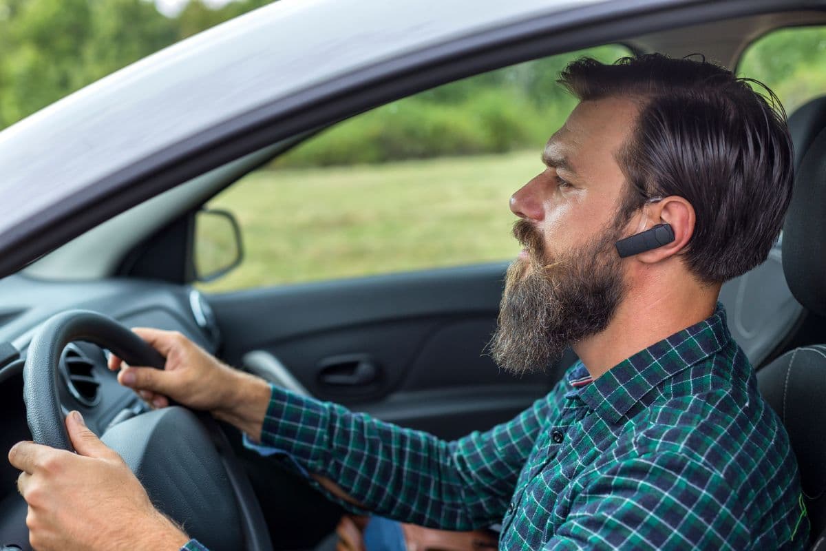 Jak sparować telefon z samochodem? Wyjaśnienie procedury