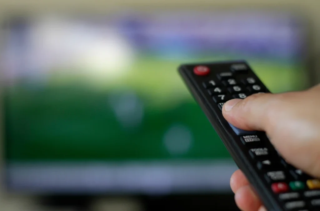Pilot wskazujący na telewizor z DVB-T2