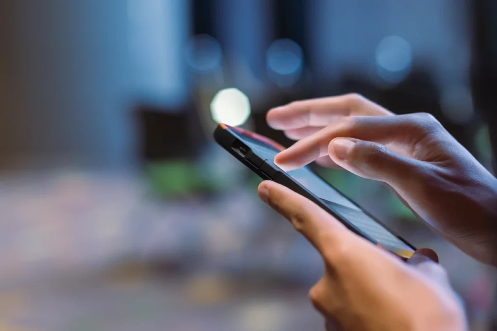 Osoba sprawdzające model telefonu