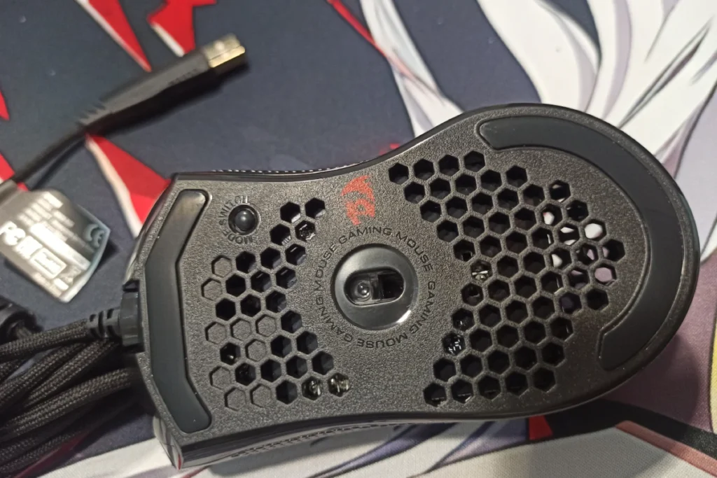 Zdjęcie myszki gamingowej Redragon M808-RGB Storm od spodu