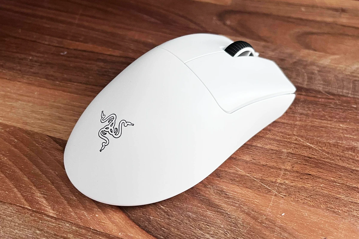 Razer DeathAdder V4 Pro White mysz zbliżenie logo tył