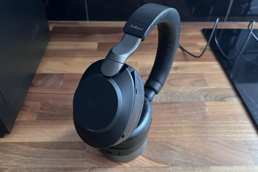 jabra evolve2 85 na stacji ładującej