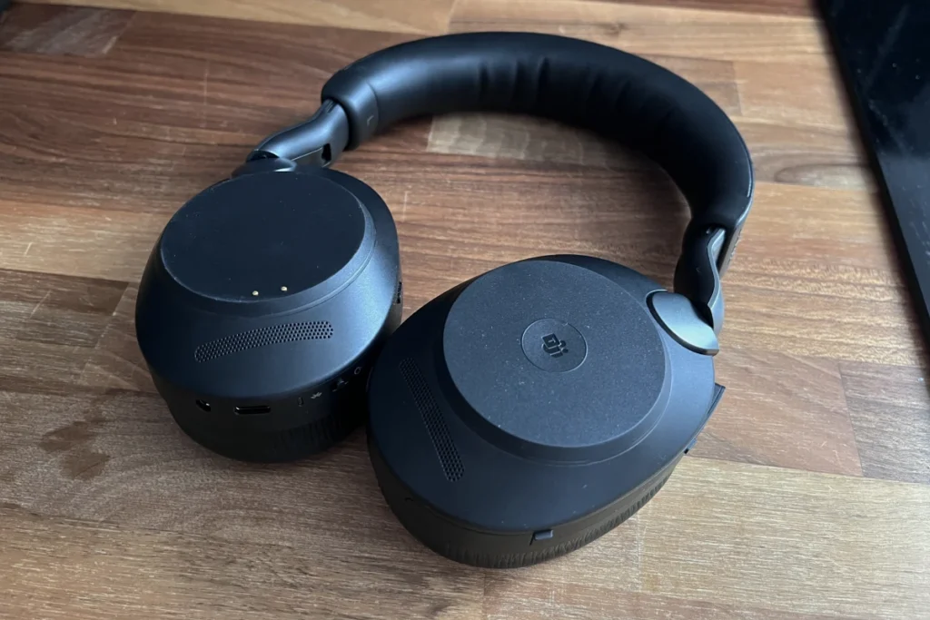 jabra evolve2 85 położone na blacie