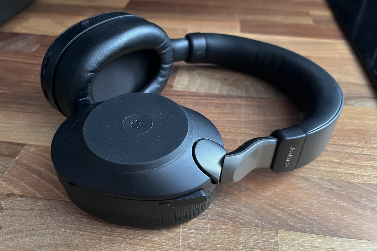 Jabra Evolve2 85 – recenzja słuchawek. Para premium do biura i pracy