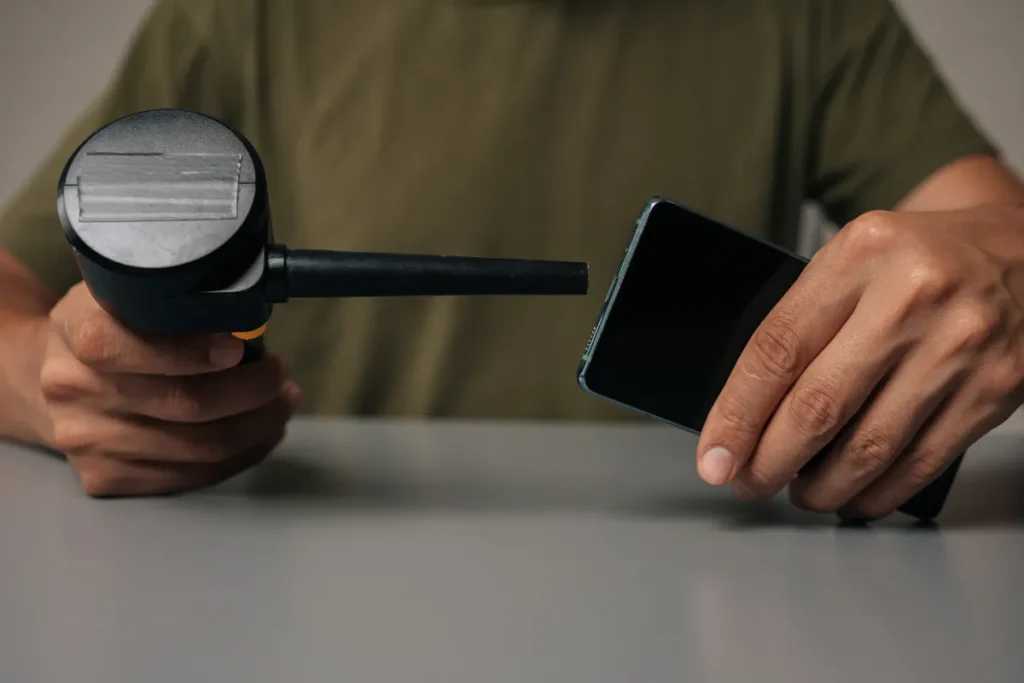 czyszczenie portu ładowania w nieładującym się telefonie