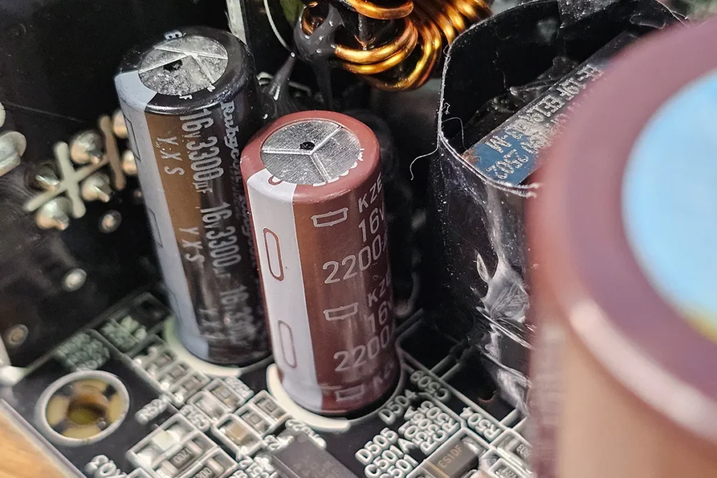 MSI MPG A1000GS PCIE5 zbliżenie