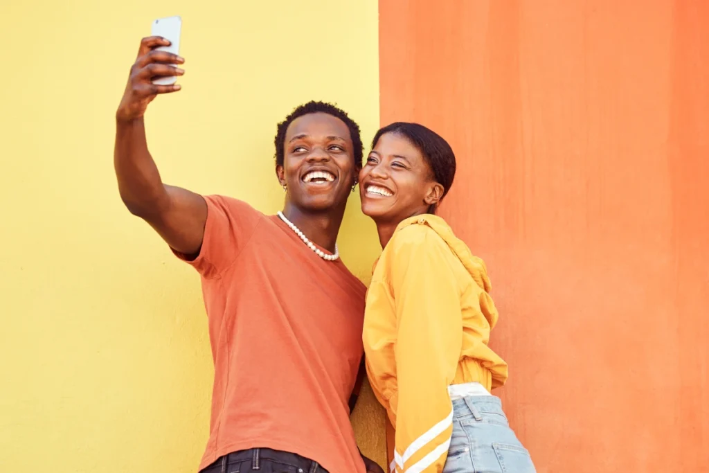 para robiąca sobie zdjęcie iphonem