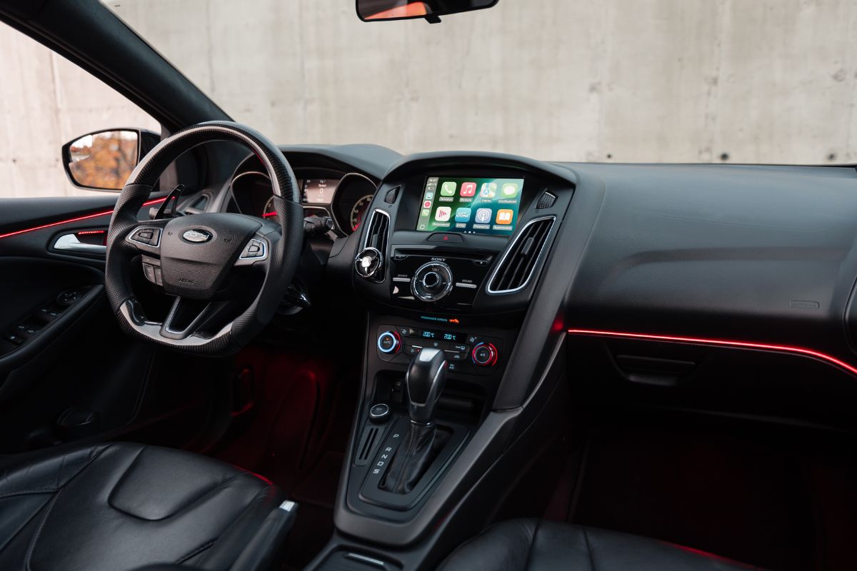 Czym jest Apple CarPlay i jak poprawia komfort jeżdżenia autem?
