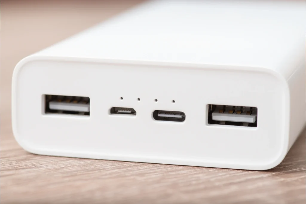 różne porty usb c, usb a, microusb w powerbanku