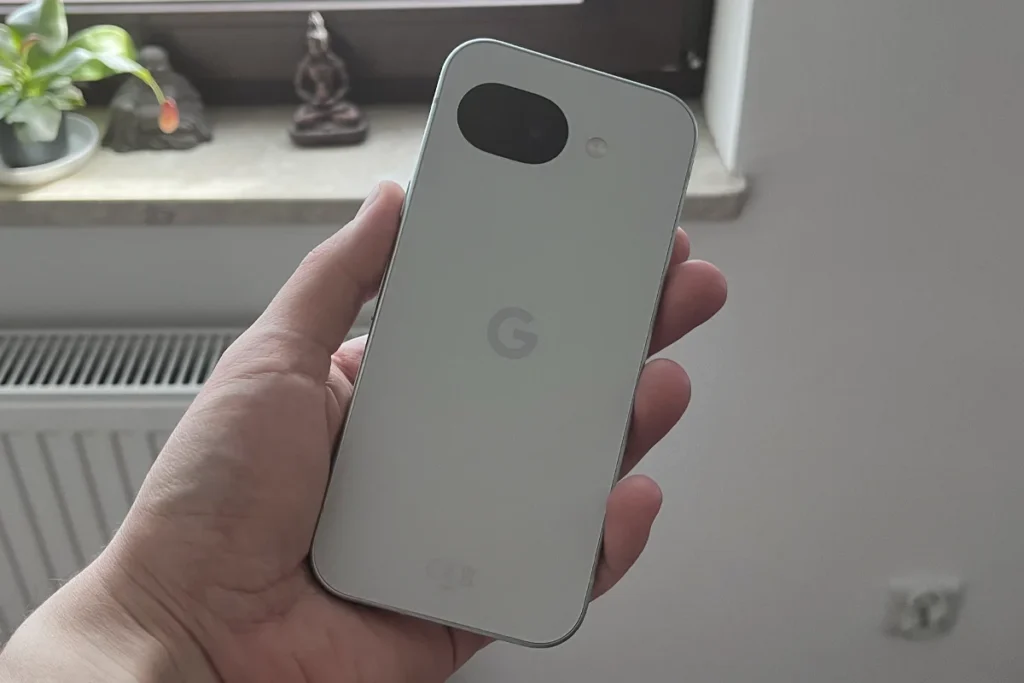 google pixel 10a plecki w dłoni