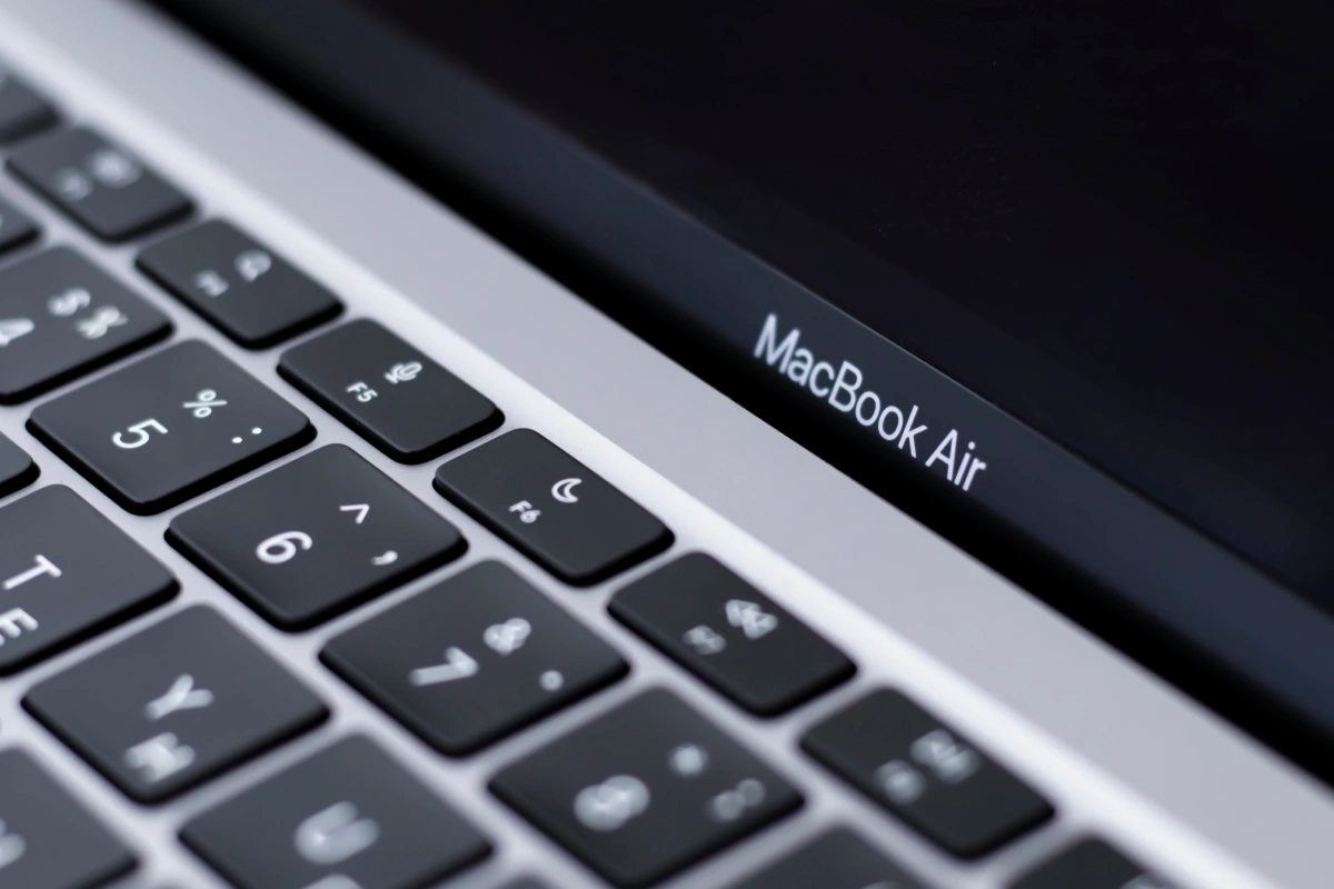 MacBook Air M5 vs. MacBook Air M4 – porównanie. Co się zmieniło?