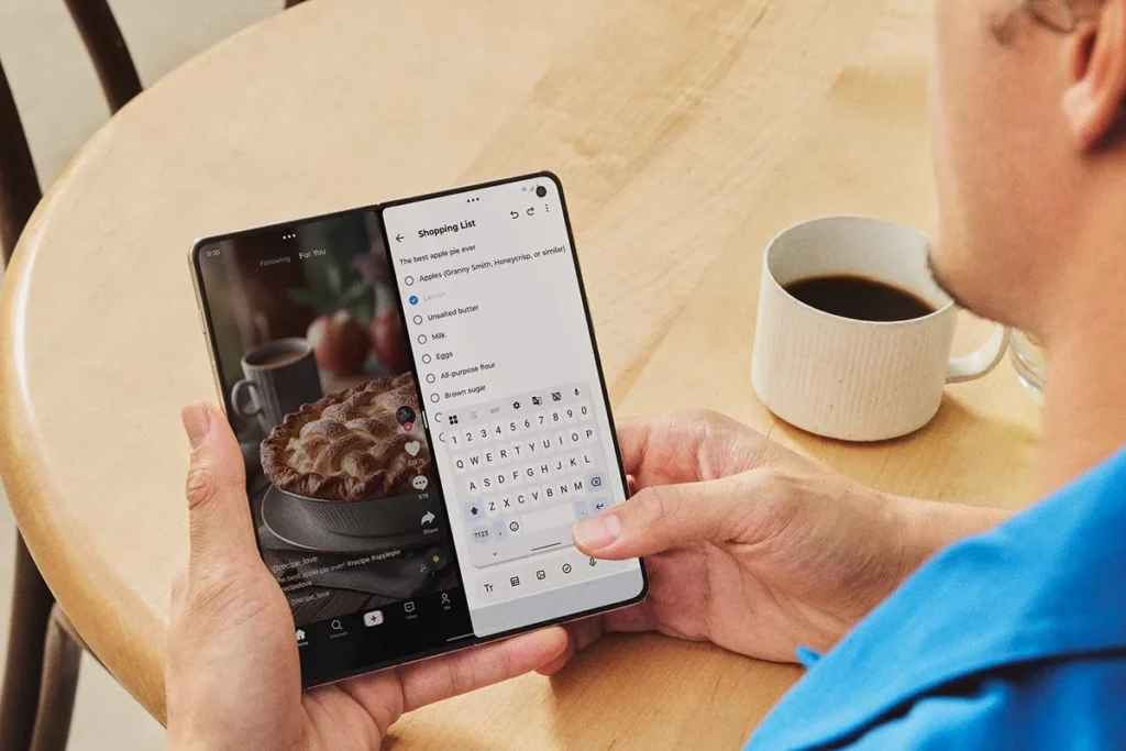 rozłożony motorola razr fold