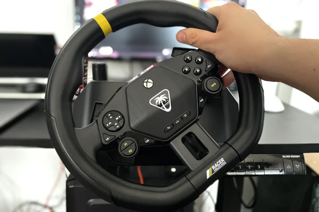 kierownica turtle beach racer wireless w dłoni